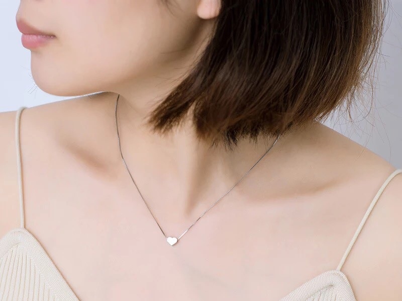 D&aacute;ng người đầy đặn, chọn d&acirc;y chuyền ngắn, tr&ecirc;n ngực